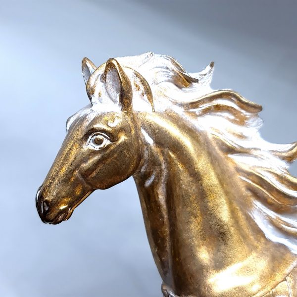 statue-cheval-or